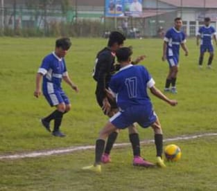 Pemain Thawalib Putra saat berebut bola dengan  pemain Mudo Sakato Gumala pada laga perdana Liga Askot PSSI Padang Panjang, Sabtu (16/9/2023) petang dilapangan sepak bola Gunuang Sejati Kecamatan Padang Panjang Timur.